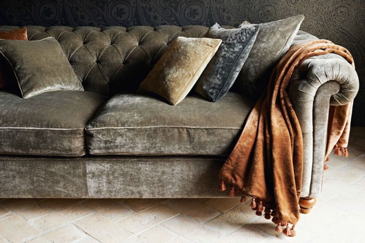 Велюровый диван в интерьере: плюсы и минусы